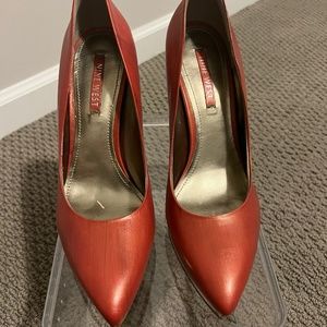 Worn once NINE WEST ORANGE rust HEELS WITH GOLD